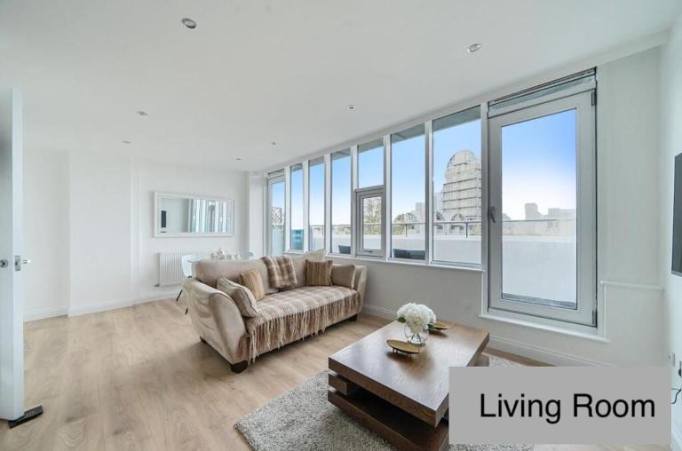 Entire Penthouse with Balcony & Canary Wharf Views - Bed and Breakfast Londen