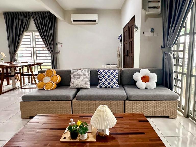 Charming 4BR Family House Quite Area & Cozy - Bed and Breakfast Simpang Empat