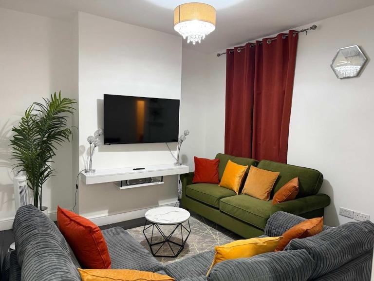 Spacious 4 Bed Cardiff House Near City Centre with Parking - B&B Cardiff