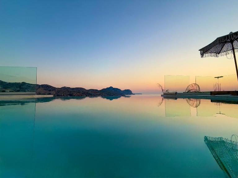 Blue Infinito Boutique Villa, Infinity Pool , Heated Jacuzzi & Panoramic Sea View - Bed and Breakfast Archángelos