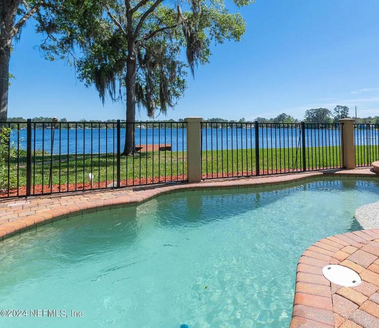 Lakeside Retreat with pool, dock & game room - B&B Interlachen