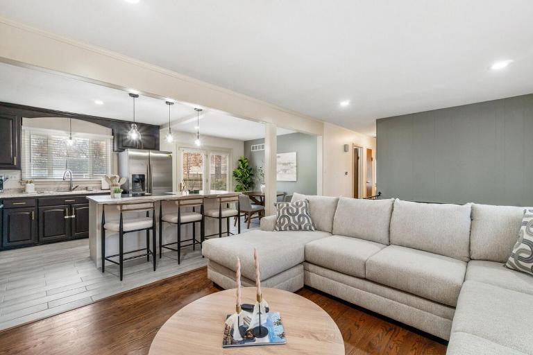 Nall Hills Gem! Great location & new interior! - B&B Overland Park
