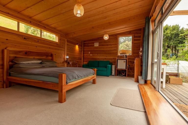 Sub-Tropical Paradise Retreat Willow Creek Cabin with Access to Sauna - B&B Totara North