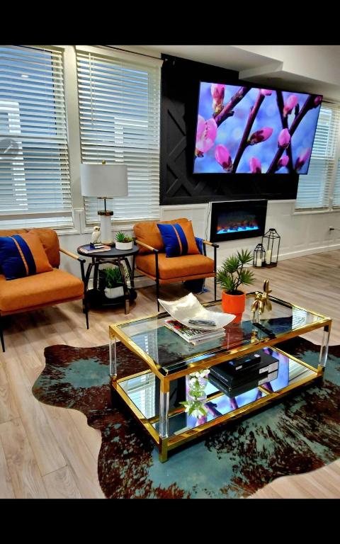 Fountain Square Dream Dwelling - Sleeps 8, Near Downtown, Stadiums & Nightlife - B&B Indianapolis