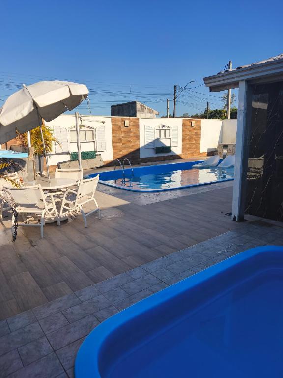 Lá casa de Cristal, Casa com piscina matinhos - B&B Matinhos