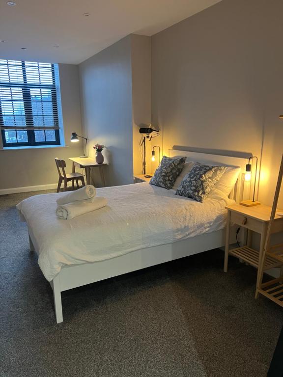 Chic Mill conversion beside Piece Hall & Eureka! - B&B Halifax