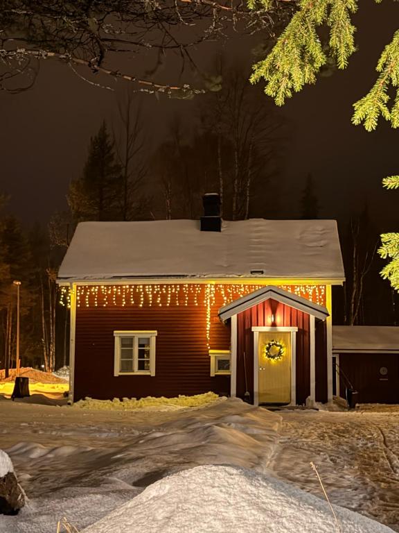 Perinteinen mökki, walking distance from centre - B&B Kittilä