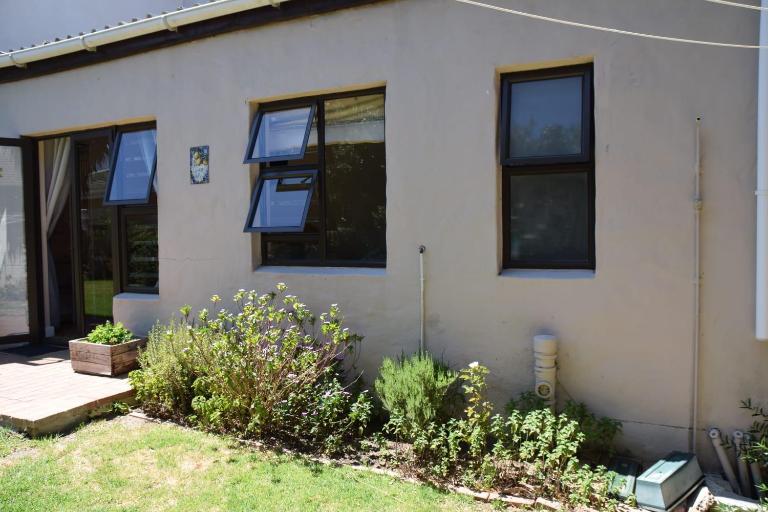 A gorgeous studio with pool and mountain views at Goedehoop, Strand, Western Cape - Bed and Breakfast Strand