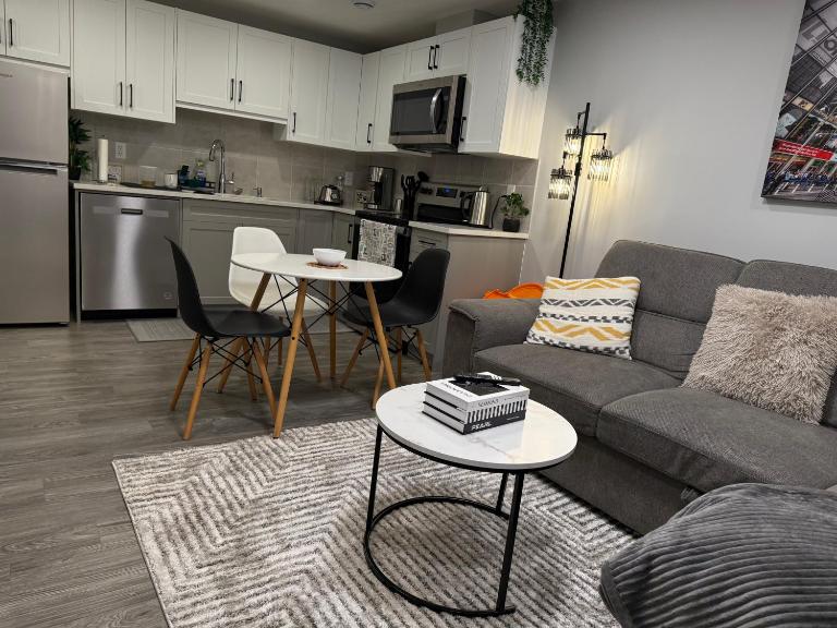Relax, Recharge, Repeat 2Bedroom Walkout Haven - B&B Calgary