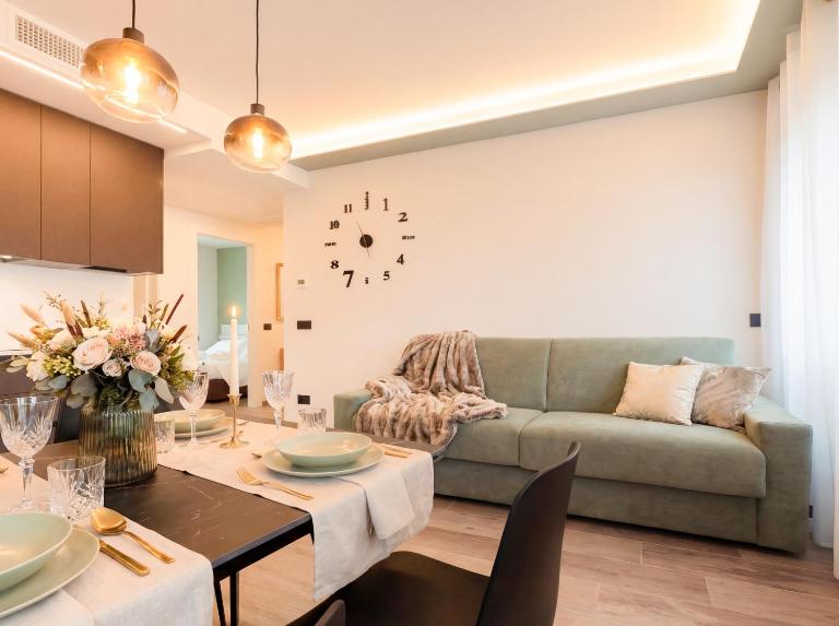 Jacuzzi Luxury 2-Bedroom Apartment Iseo Piazza Garibaldi - Terrace & AC - B&B Iseo