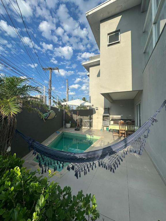Casa agradável com piscina há 1 quadra da praia. - B&B Bertioga