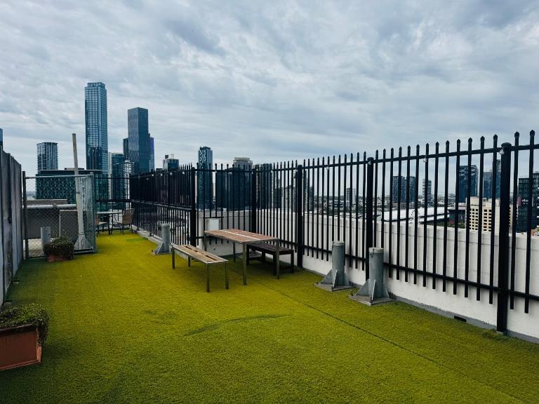 Central Melbourne 2BR Balcony Apartment - B&B Melbourne