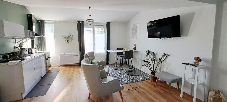 La porte Bleue - appartement juste rénové - très propre - grand confort - lumineux - calme - centre historique - Ferienwohnung Niort