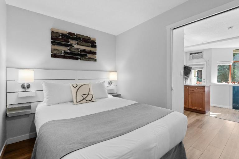 Alpenglow Lodge Snooze Studio with Den by MVA - B&B Whistler