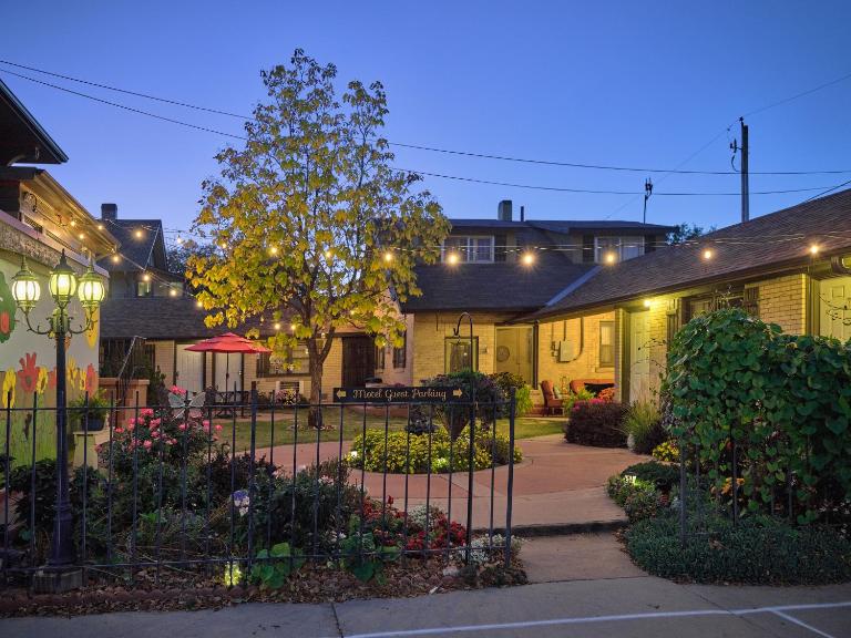 The Crest Motel - B&B Sterling