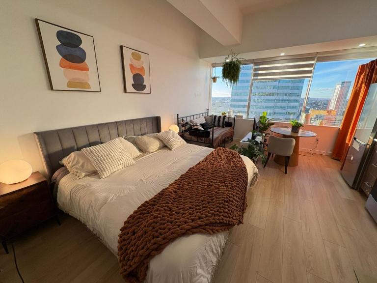 Boho Studio Downtown Rogers Views Heated Parking - B&B Edmonton