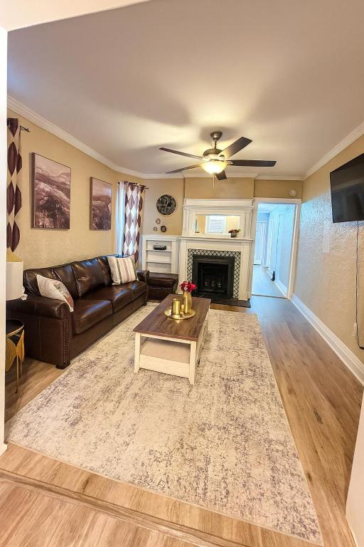 Beautiful 4Bedroom Retreat Close to Niagara Falls Your Home Away from Home - B&B Niagara Falls