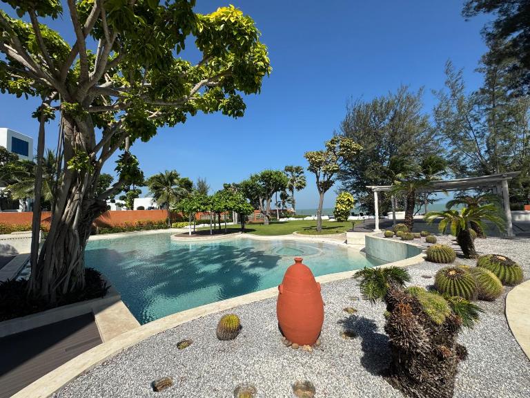 Hua Hin Beach Front Condo - Med style Suite Room - B&B Kamphaeng Saen