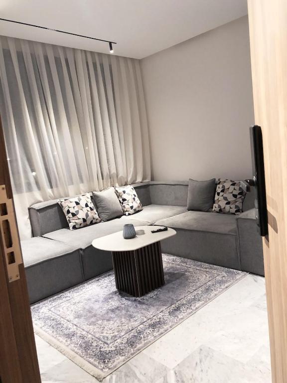 Modern 1BR Apt ,Secure ,Balcony, Fiber WiFi & AC - Ferienwohnung Agadir