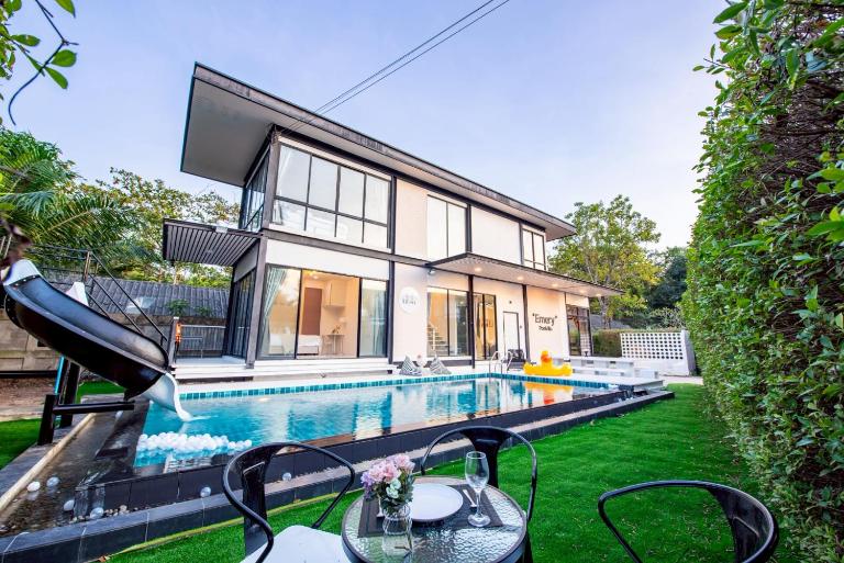Emery Pool Villa Pattaya - B&B Ban Huai Yai