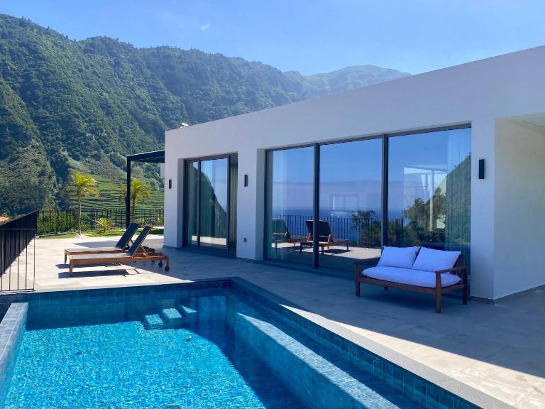 Elysium São Vicente - Designer Villa with Ocean View, Heated Pool, Jacuzzi & Sauna - B&B São Vicente