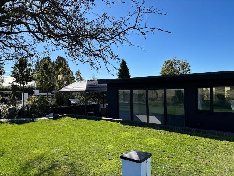 Little Woodlands Chalet with Private Garden & Hot Tub - Bed and Breakfast Llancarfan