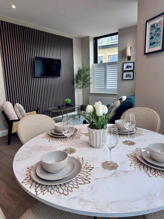 Hill House Luxury Central 2-Bedroom Apartment with Balcony & Free Parking, 2 x King Sized Beds - B&B Harrogate