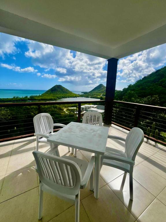 Sunset Moon - Modern 2 Bedroom Apartment with Sea Views near Hermitage Bay - Chambres d'hôtes Jolly Harbour