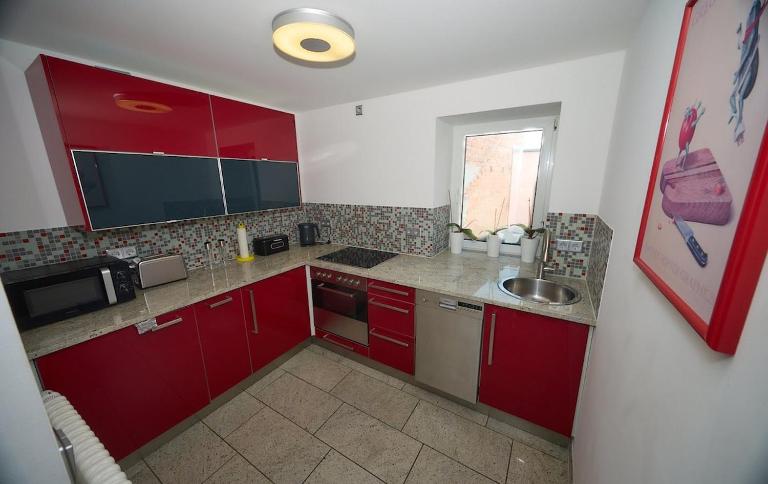 gemütliche 4 Zimmer Wohnung mit Einzelbetten, Küche und Badezimmer - Ferienwohnung Hohenmölsen