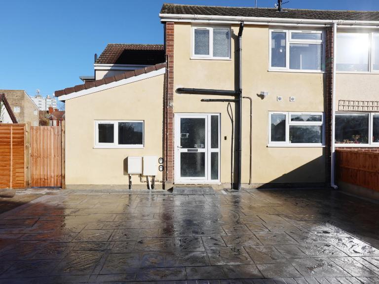 Church Leaze Place by N And N Stays, Huge 6 Bedroom House with all ensuite rooms for a hotel like experience, Contractor Friendly, Close to YTL Site, Private Parking and Fast Wifi - B&B Shirehampton