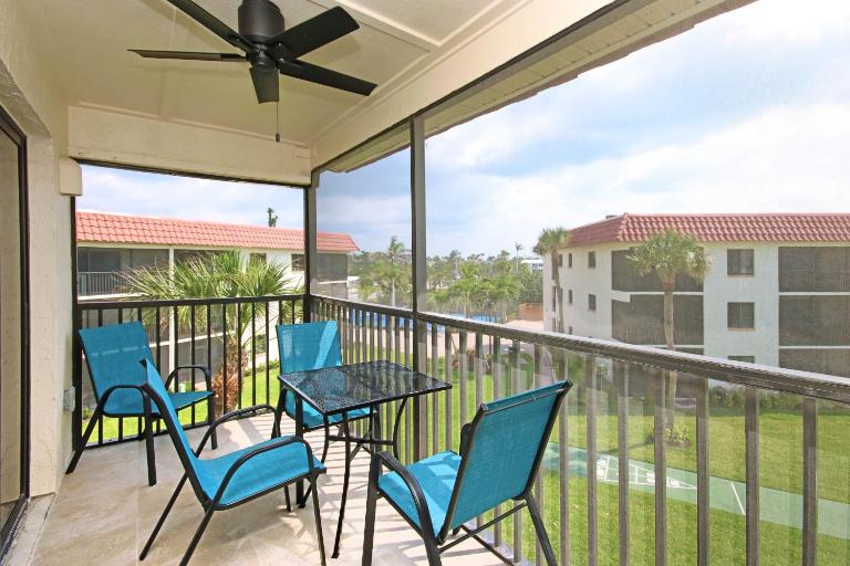 Modern 3rd story beachfront condo on Sanibel Island - Sandalfoot 2D3 - B&B Sanibel