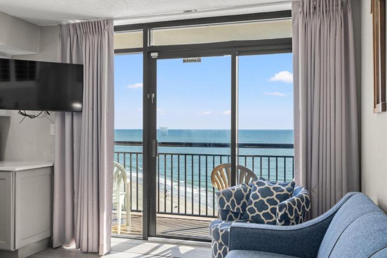 Beach Cove Resort 1421 - Direct Oceanfront Balcony - Bed and Breakfast Myrtle Beach