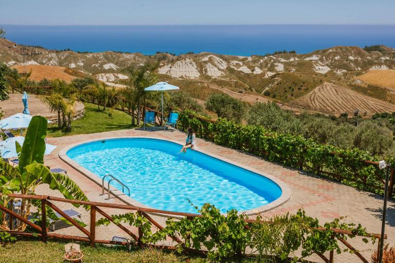 Calàmi - Villa Romeo - Private Apartments with Pool, Seaview & Olive Grove - B&B Santa Caterina dello Ionio Marina