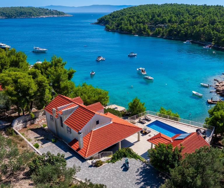 Luxury Villa Kate - in Lucice Bay with turquoise sea, Amazing Seaviews, and Heated Pool - B&B Milna