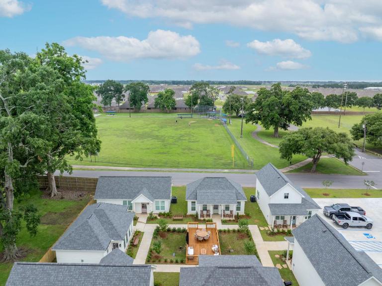 New Grand Slam Cottage - King Bed - Sports Complex - Bed and Breakfast Youngsville
