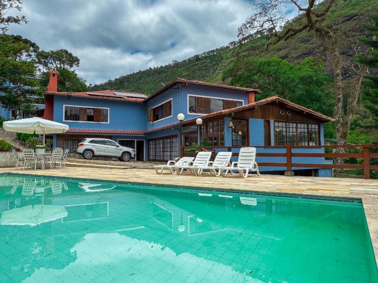 Teresopolis casa ampla em clube com piscina - B&B Teresópolis