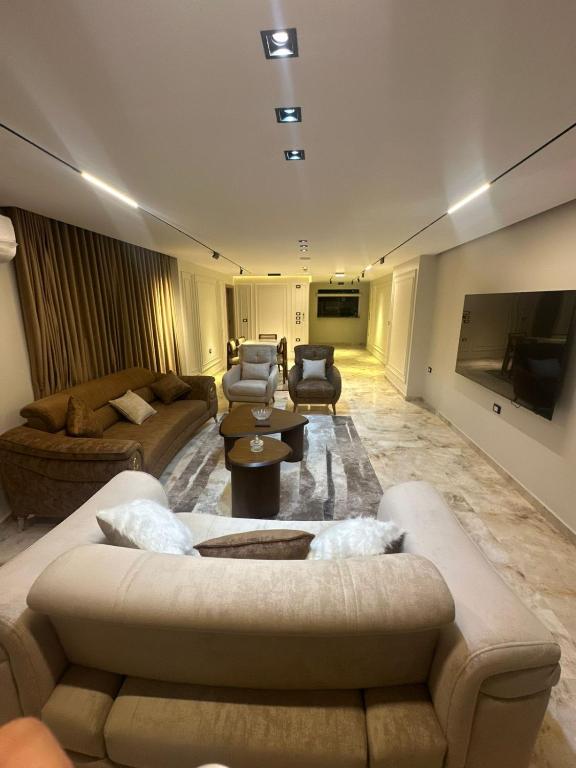 NEW Apartment شقة جديدة ميدان لبنان المهندسين - B&B El Cairo
