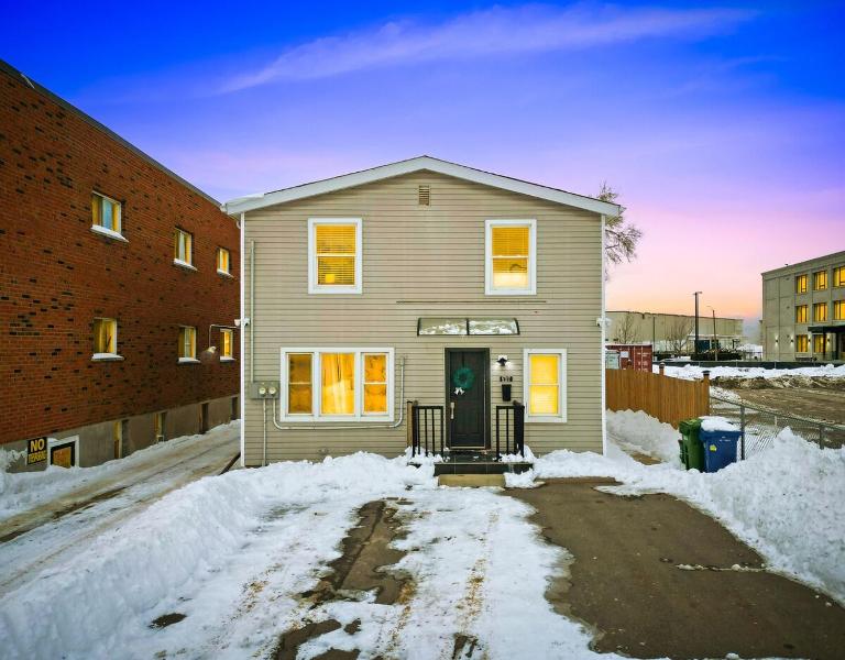 6BR Family Friendly Retreat, Separate Floors, 5 Minutes Walk to The Fallsview with Free Parking & Wine - B&B Niagara Falls