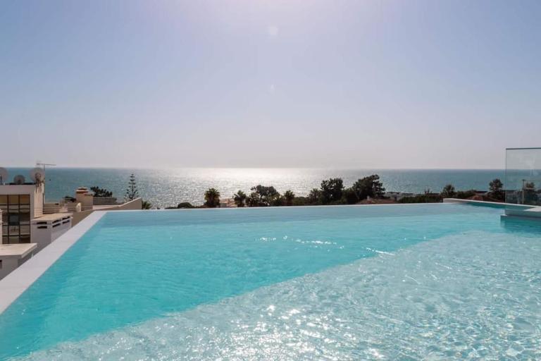Modern 2BR Rooftop Pool 2 Min Walk to beach - Bed and Breakfast Olhos de Água