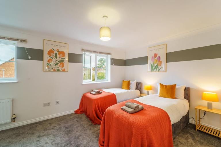 Charming 4-Bedroom Retreat with Free WiFi & Netflix, Guests 8, Family-Friendly - Bed and Breakfast Swindon