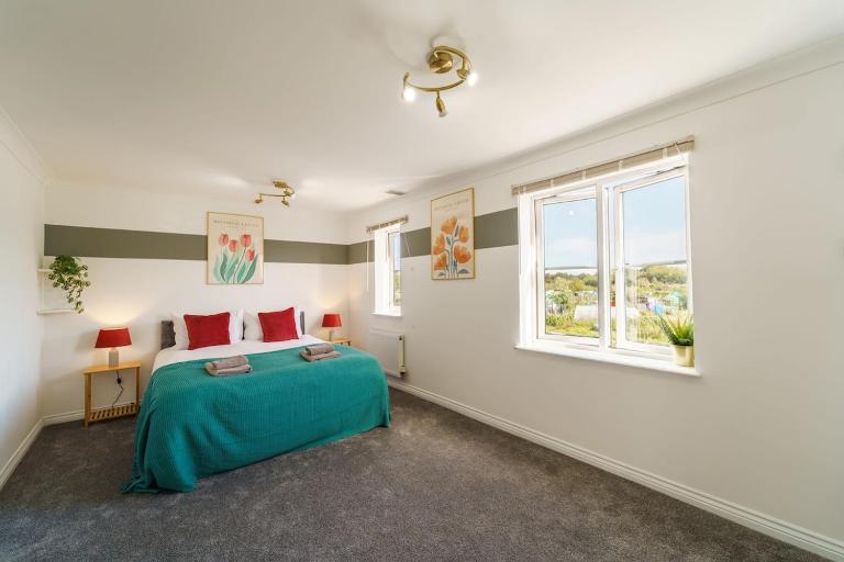 Stylish 4-Bedroom Retreat with Fast WiFi & Netflix, sleeps 8, Family-Friendly - B&B Swindon
