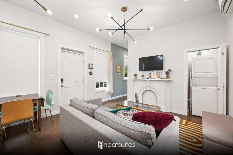 Free Downtown Parking Walk to Stadiums and Shopping - Bed and Breakfast Covington