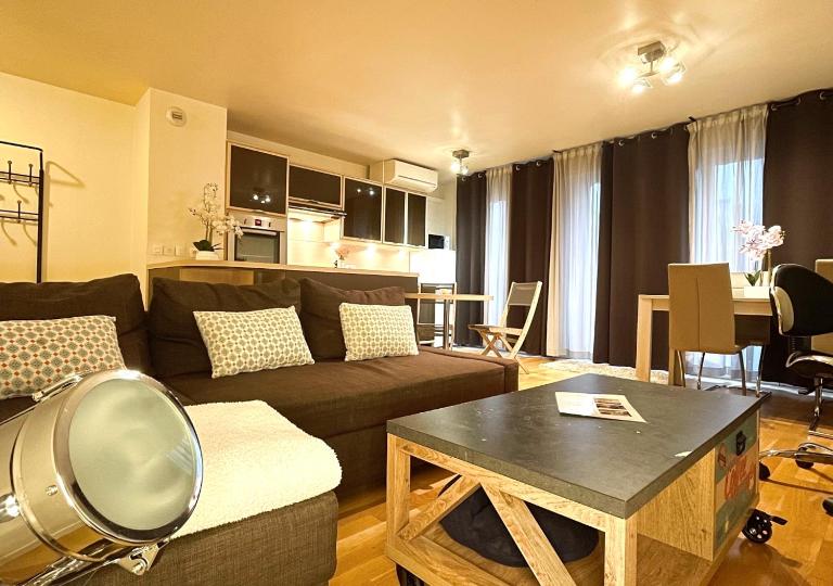 Appartement 60m2 - 6 pers max - dernier étage - Parking gratuit - Paris Montrouge - Métro 4min - spacieux, calme et ensoleillé - Free Wifi - B&B Montrouge