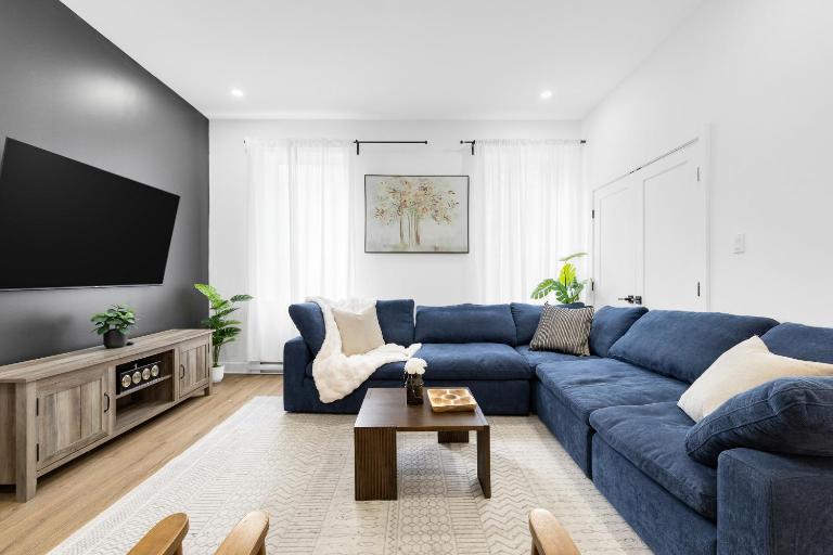 Boutique 4BR Luxury Residence 2 Floors Mile-End St-Laurent - B&B Montréal