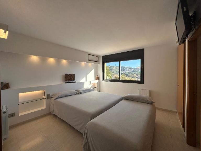 House for 8-14 people 25 min from Barcelona, Montserrat, Sitges, Penedes, Sant Cugat - B&B Abrera