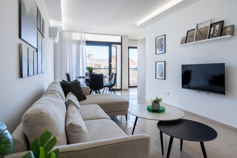 Averna - Breezy 2-BR Apt & Balcony in Larnaca - B&B Larnaka
