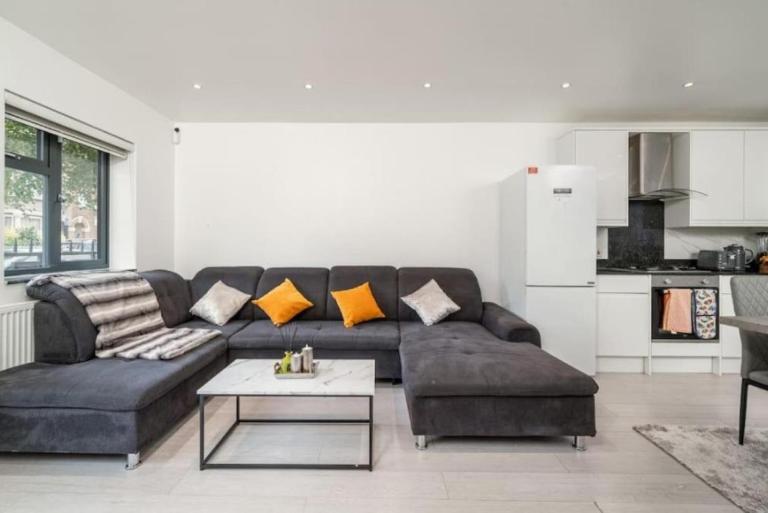 Vibrant 3-BDR Home, Sleeps 9, Free Parking & High Speed Wi-Fi & Tottenham - Chambres d'hôtes Londres