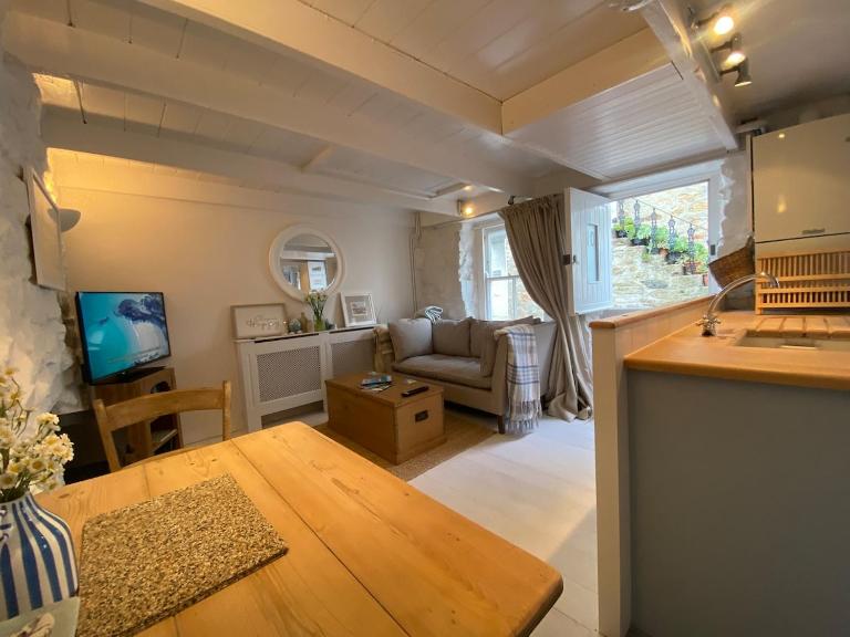 SEA-AH-NA SIDE COTTAGE - Steps from the Beach Grade II Listed Refurbished Romantic Getaway - Chambres d'hôtes St Ives