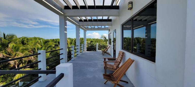 Lickety Split-Oceanview with Rooftop Escape - B&B Caye Caulker