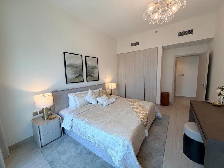 1BR Yas Golf Collection, short walk to Water Park - Bed and Breakfast Abu Dhabi